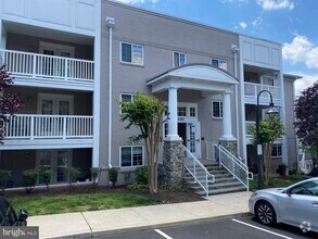 Building Photo - 4193 S Four Mile Run Dr