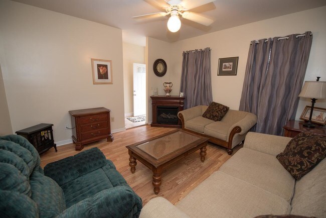 Building Photo - 4 bedroom in Easton PA 18042