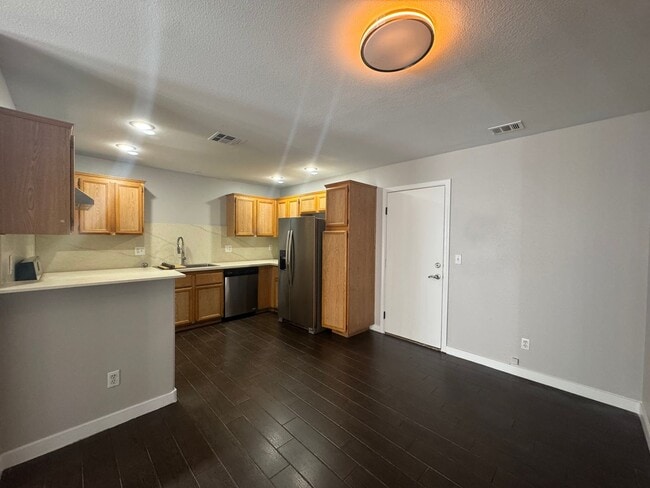 Building Photo - Nice, upgraded Town Home 3br, 3bath, 2cg.