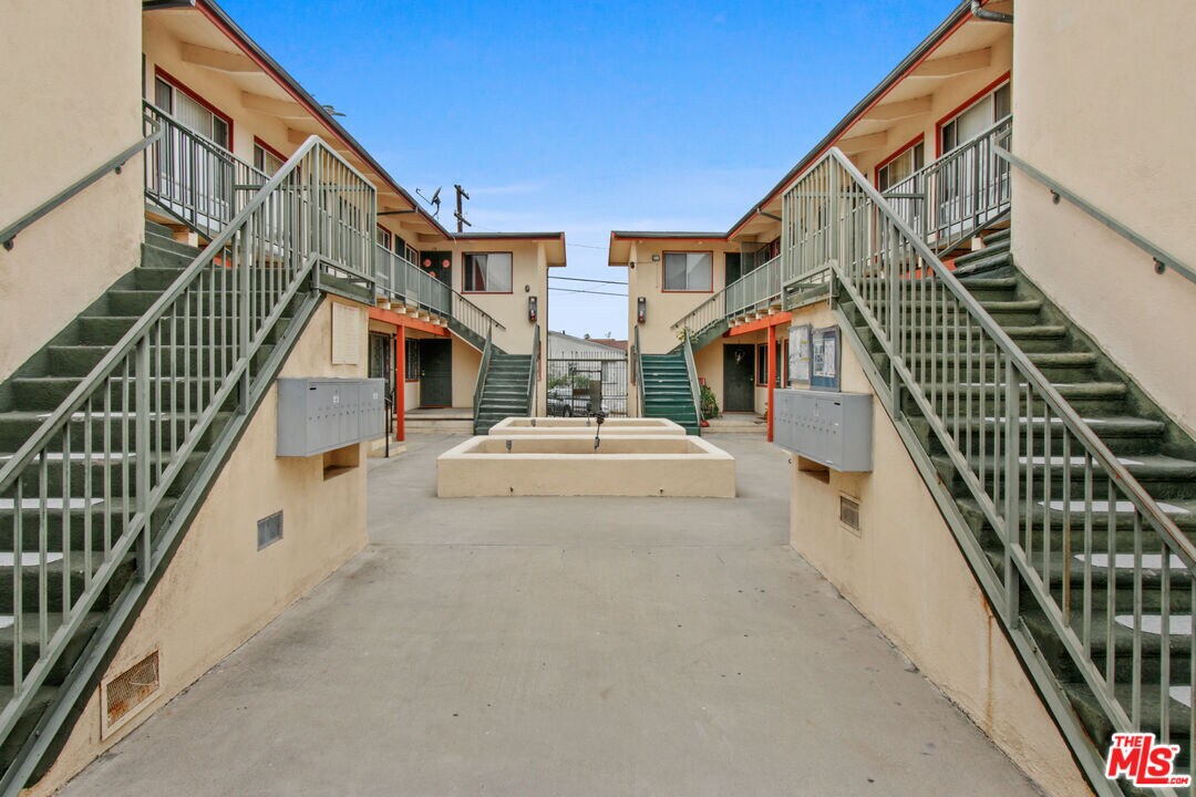 Primary Photo - 7521 Crenshaw Blvd