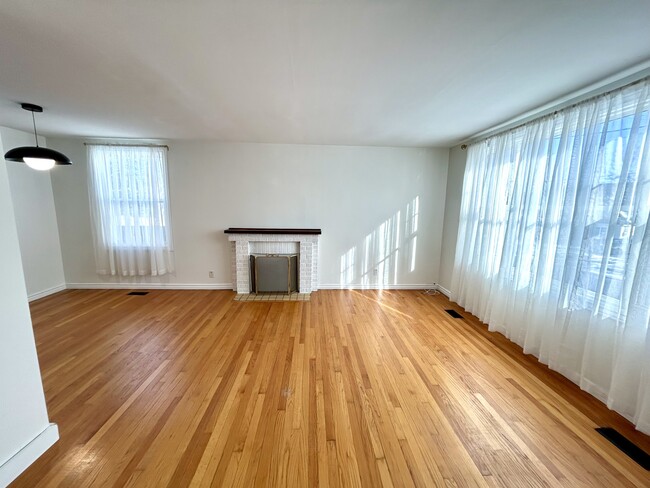 Building Photo - 75 Cornwall Crescent