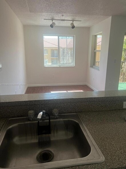 Foto del edificio - 791 N Pine Island Rd