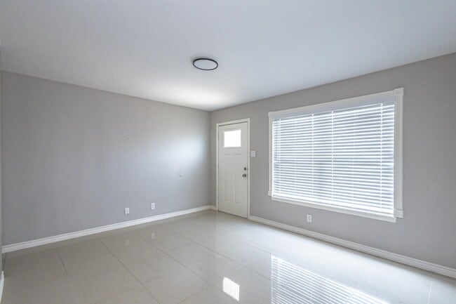 Building Photo - 1001 Castle Heights Dr