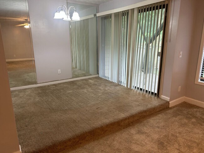 Foto del edificio - ***BACK ON THE MARKET****LIVING HERE WILL ...