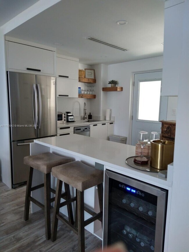Foto del edificio - 7850 Byron Ave