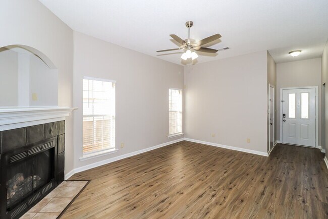Foto del edificio - 2807 Maggie Woods Ln