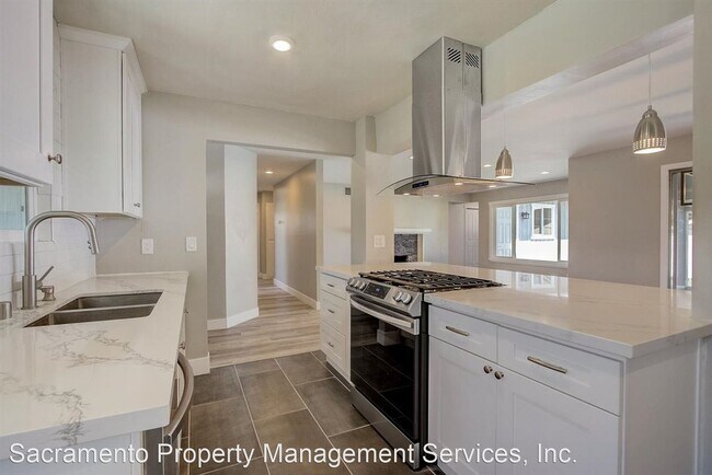 Building Photo - 4 br, 3 bath House - 3932 Henderson Way
