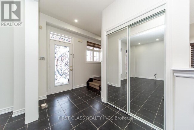 Photo du bâtiment - 5355 Tenth Line W