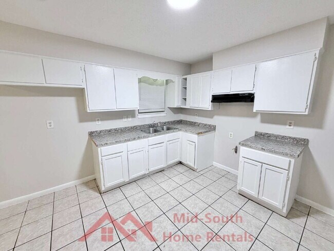 Foto del edificio - 5151 Corkwood Dr