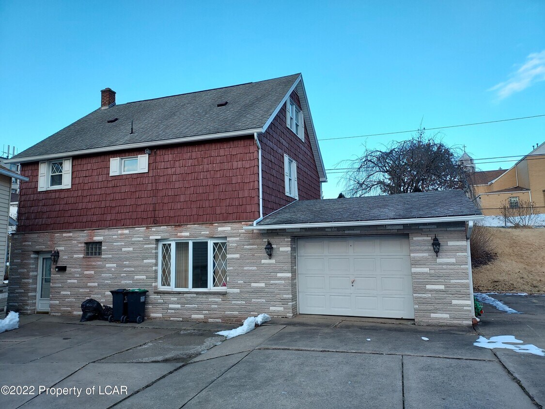 Primary Photo - 29 1/2 Hughes St