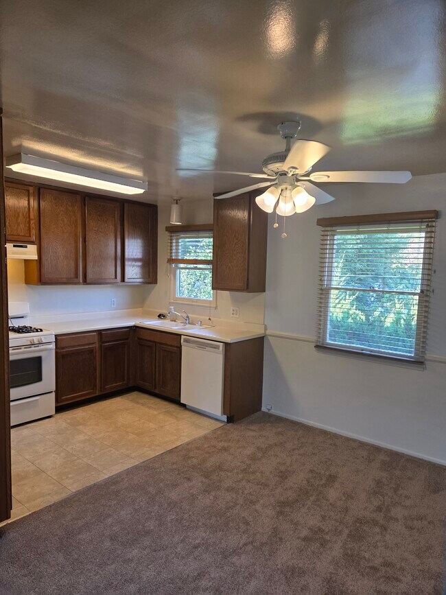 Foto del edificio - 5005 Whitsett Ave