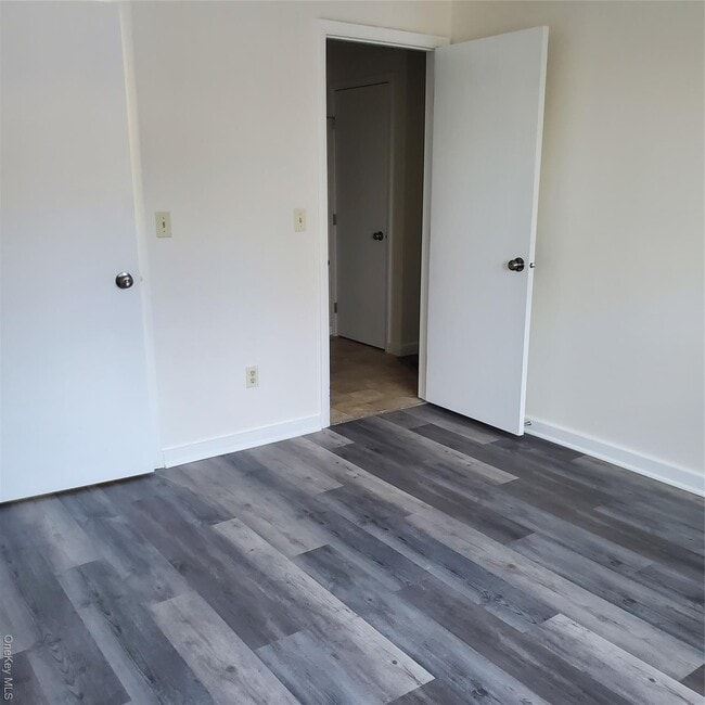 Foto del edificio - 160-166 W Rd