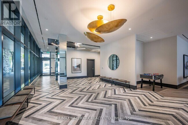Photo du bâtiment - 1808-1808 St Clair Ave W