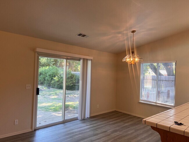 Foto del edificio - 4 Bedroom Home With Pool!