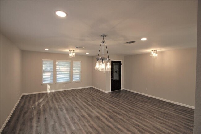 Building Photo - 1109 Del Roy Dr