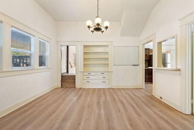 Foto del edificio - 5 Bedroom 2 Bathroom House - AVAILABLE JULY 2026 - MAY 2027