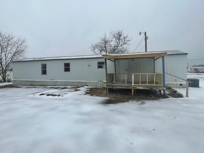 Foto del edificio - Country living with spacious front and backyard - 3 beds/ 2bath available now