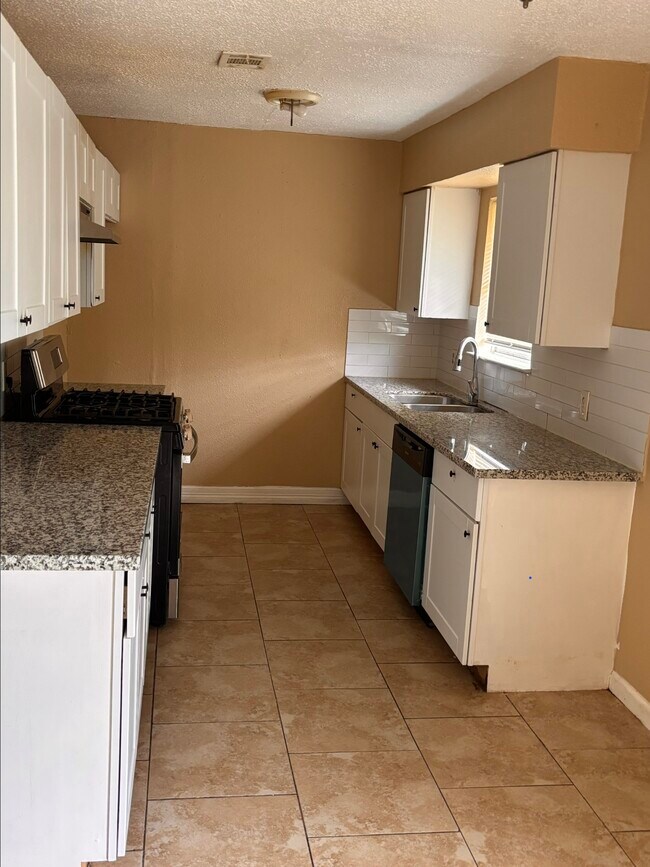 Foto del edificio - 3306 Westhampton Dr