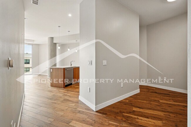 Building Photo - Modern Condo with Washer/Dryer and Central AC