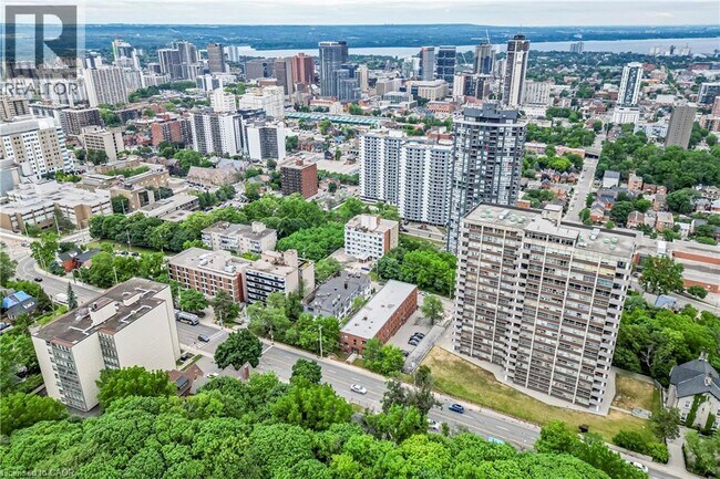 Photo du bâtiment - 118 St Joseph's Dr