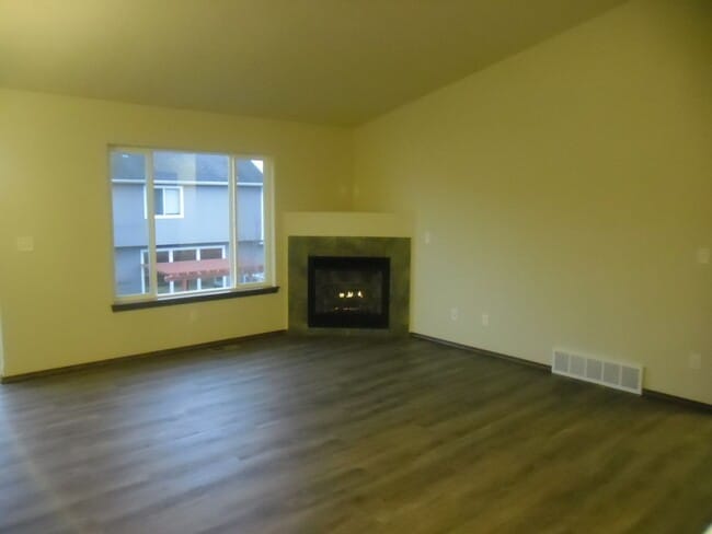Building Photo - Newer Split Entry 4 Bedroom 3 Bath Home