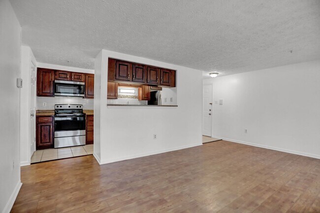 Foto del edificio - Large 2 Bedroom 2 Bath Ground Floor Condo - ZERO STEPS!