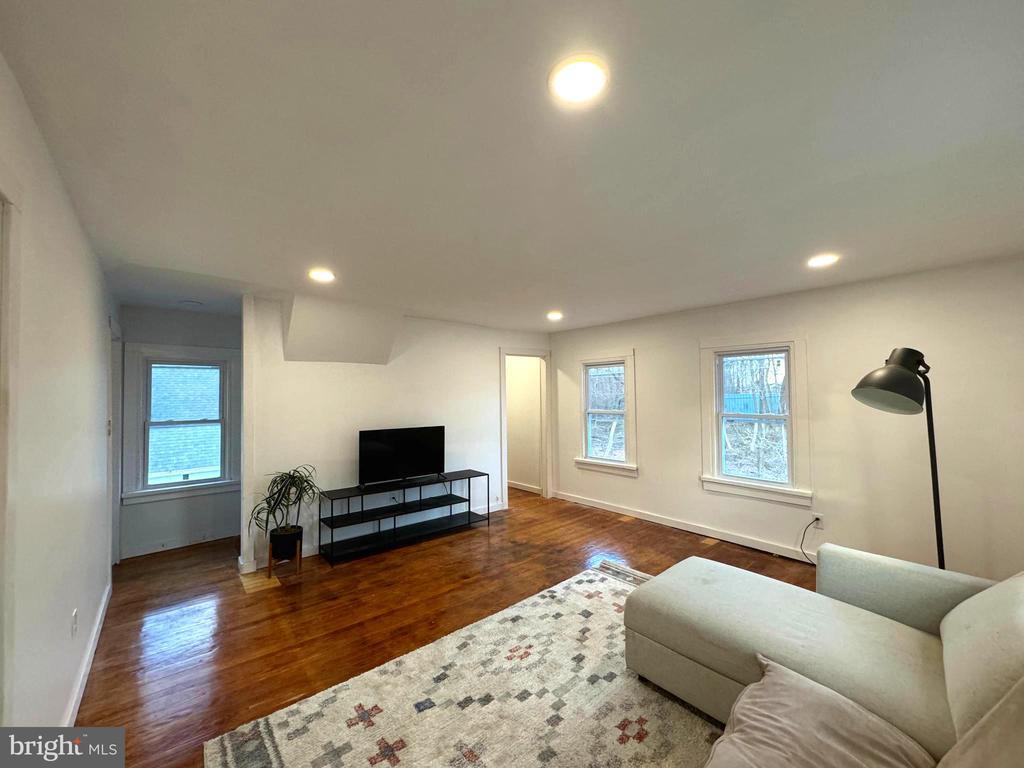 Primary Photo - 102 Montgomery Ave