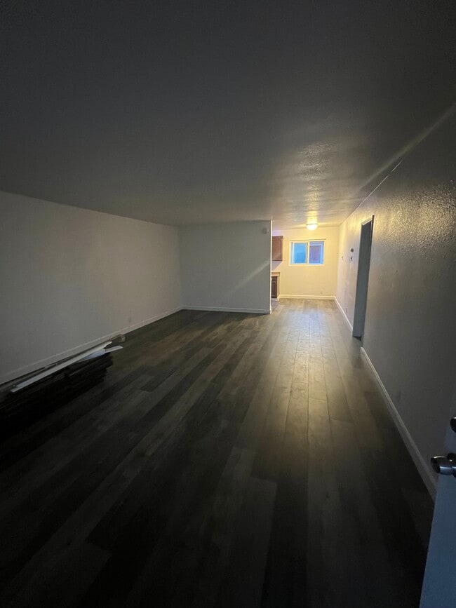 Building Photo - 420 E Pleasant Valley Rd