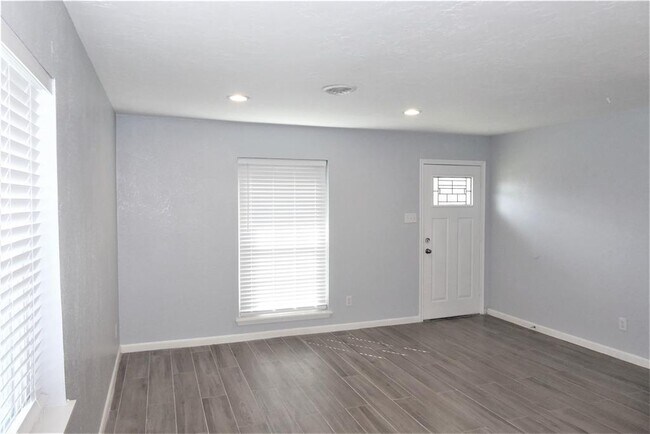 Building Photo - 9775 Pine Lake Dr