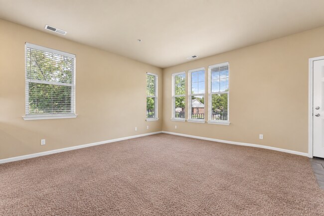 Building Photo - 275 La Rue Ave