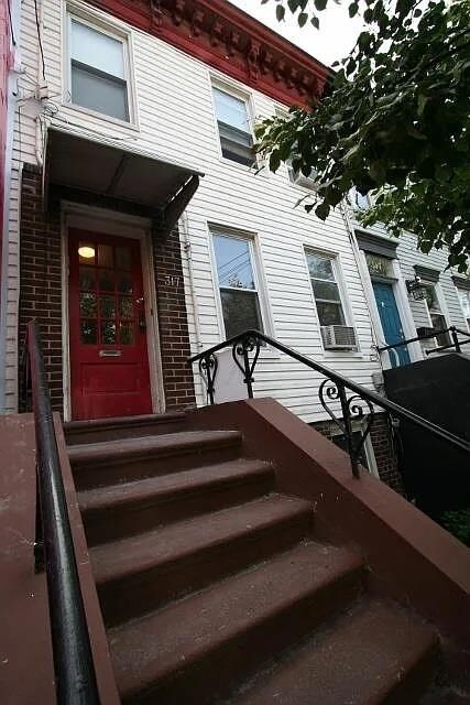 Building Photo - 317 7th St