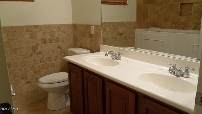 Building Photo - Large 3 Bed, All Appliances, Ready for Move In!