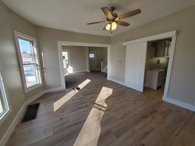 Foto del edificio - Large 4 Bedroom House in Moline