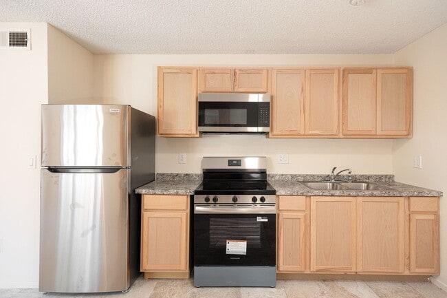 Building Photo - Attached 3-Bedroom Home with Spacious Yard...