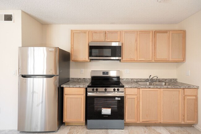 Foto del edificio - Attached 3-Bedroom Home with Spacious Yard...
