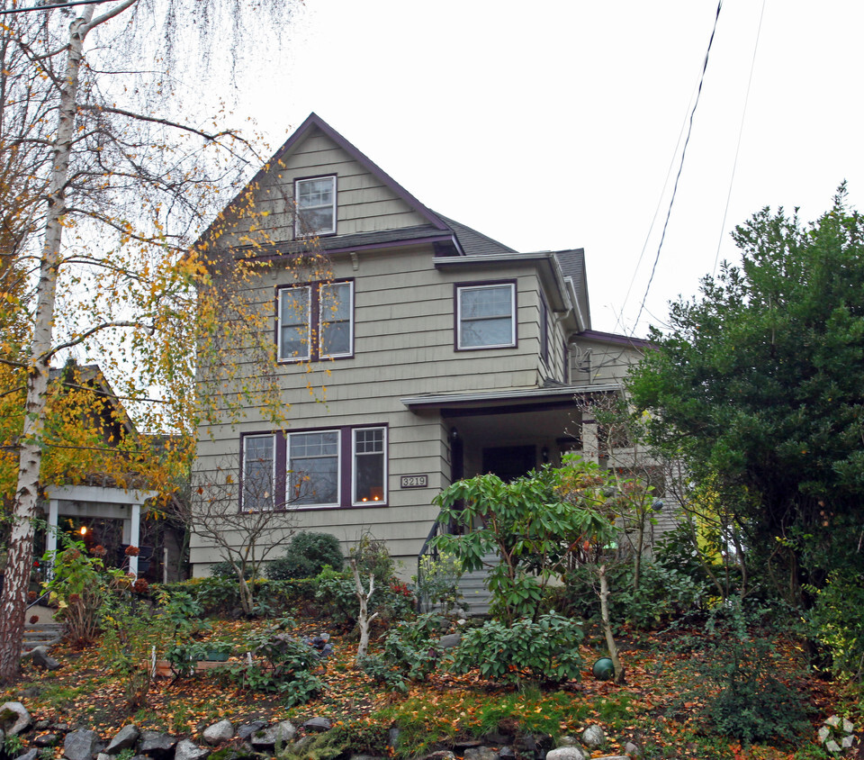 Primary Photo - 3219 Franklin Ave E