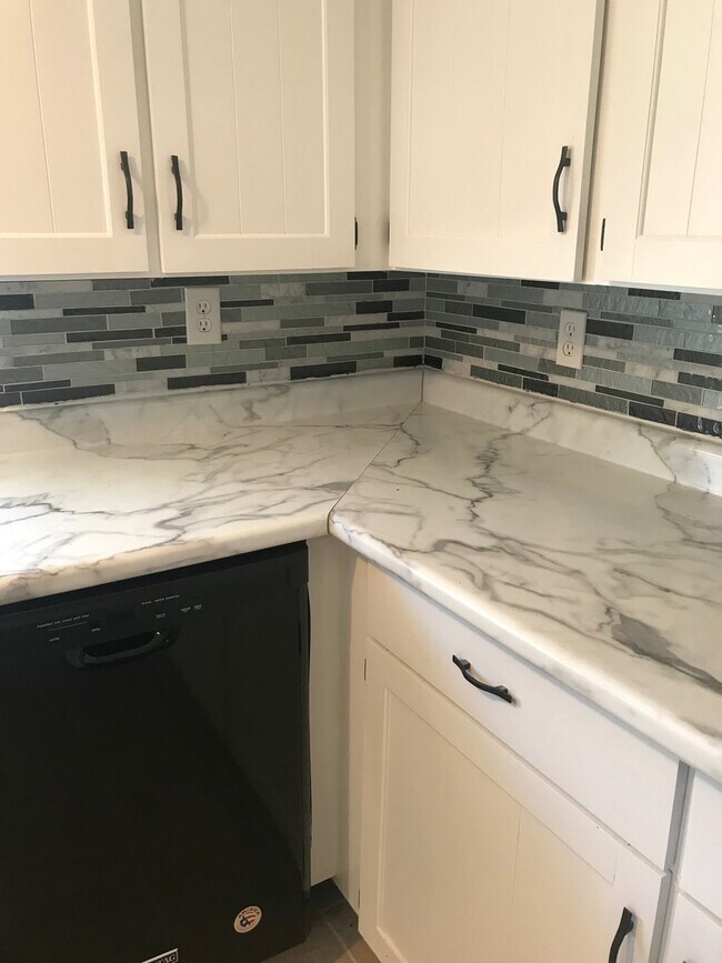 Foto del edificio - 2 Bedroom,  Renovated, Energy Effecient, Home for Rent