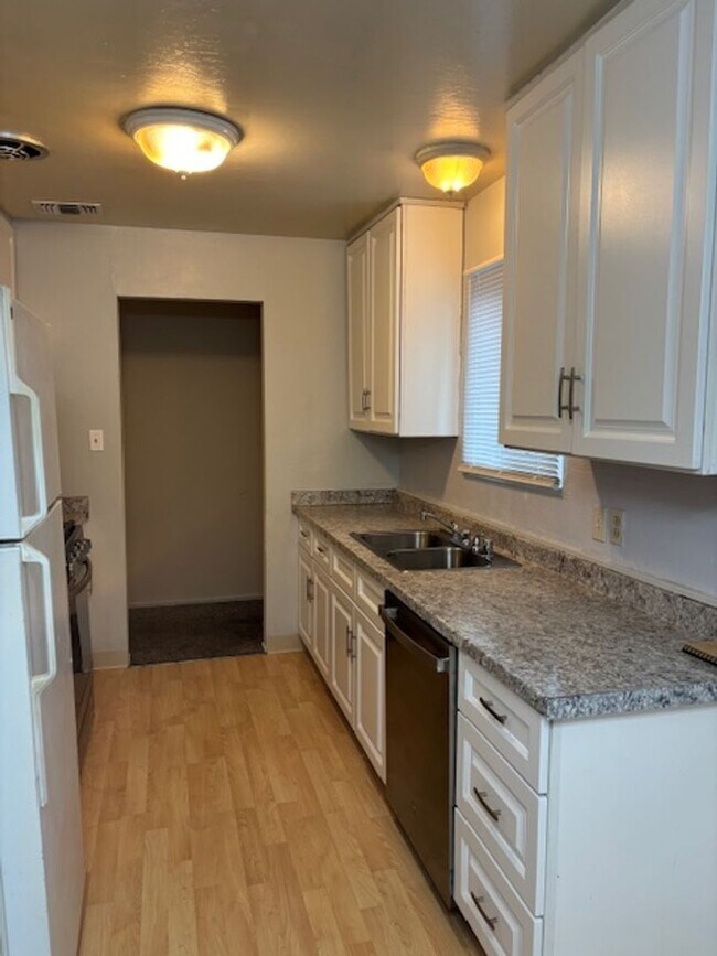 Foto del edificio - Fair Oaks Bungalow!