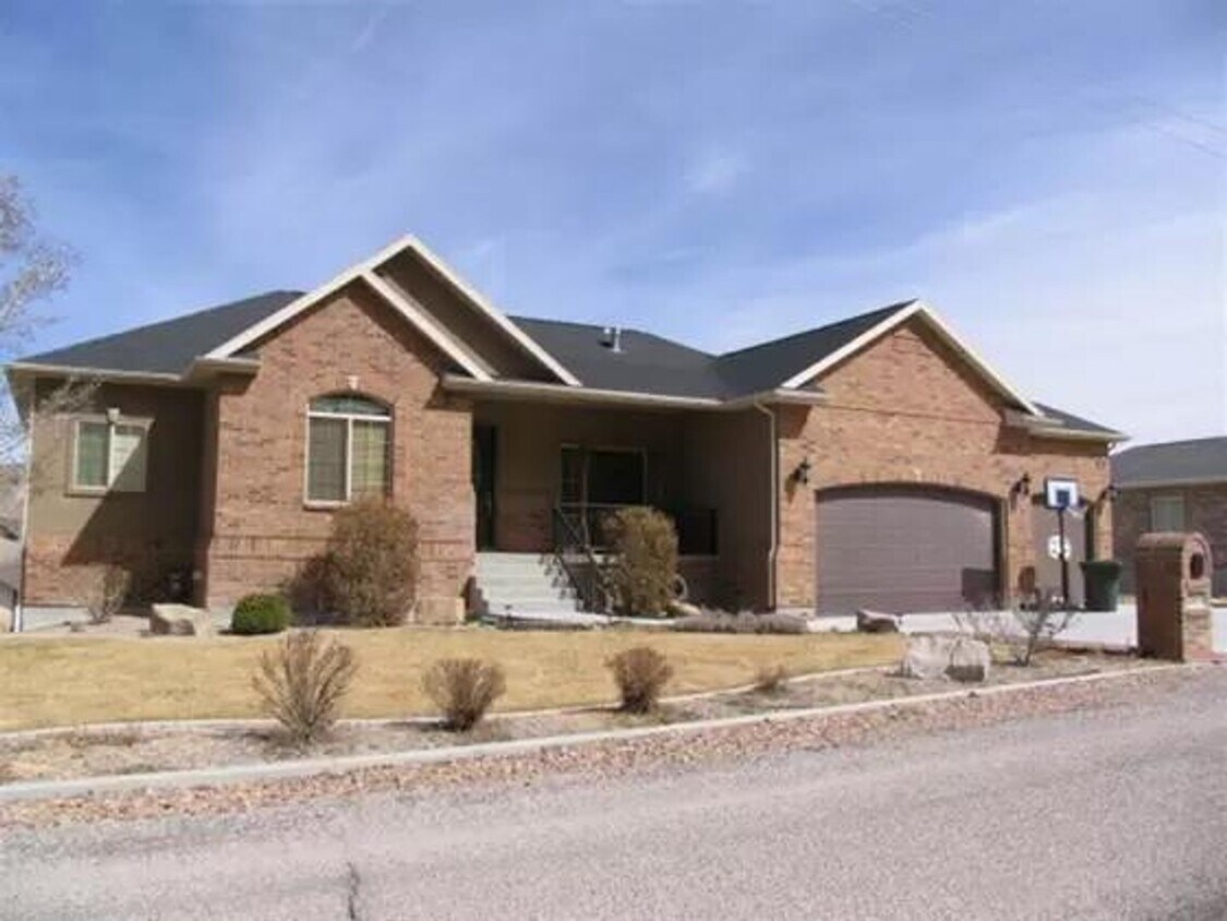 Primary Photo - Beautiful home on the Golf Course