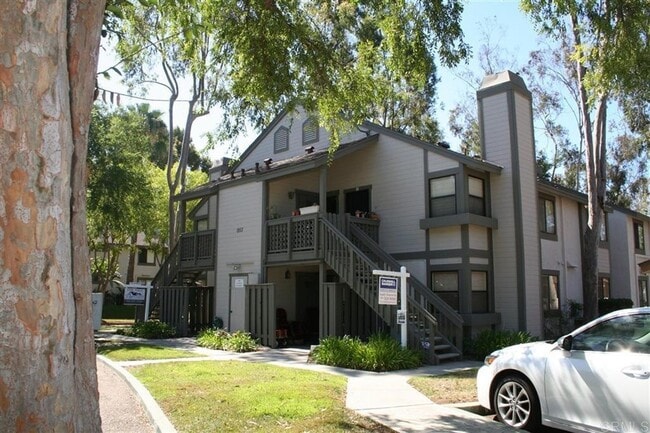 Building Photo - Stylish 2 Bed, 2 Bath Upper Unit in Prime ...