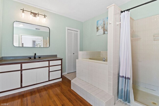 Building Photo - 2 br, 2.5 bath House - 1219 N Lakeside Dr