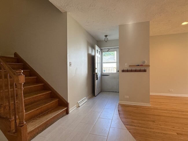 Building Photo - 1326 Meadow Ln