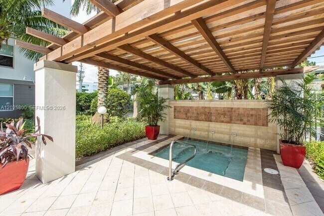 Foto del edificio - 2421 NE 65th St