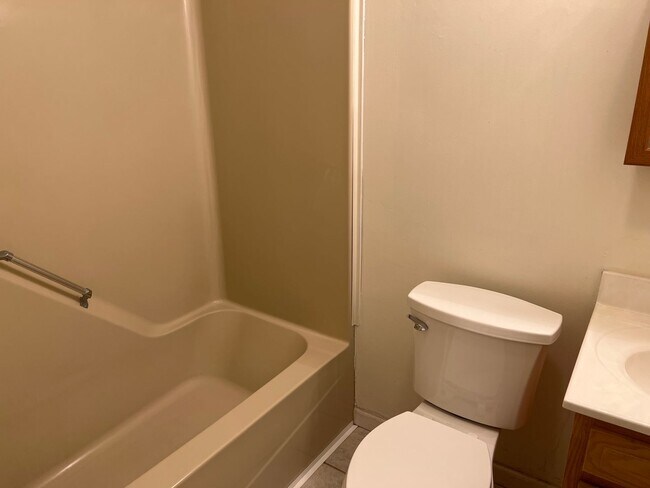Building Photo - LARGE 3 BEDROOM 2 FULL Bath LOWER LEVEL