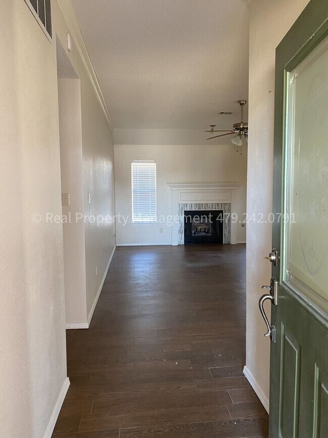 Building Photo - RENT READY! Great house!! 3 bed 2 bath 2 c...