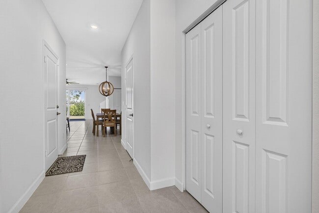 Building Photo - 846 SE grovebush Ln