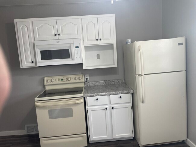 Building Photo - 201 E 7th St