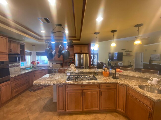 Building Photo - Stunning, fully furnished, single story po...