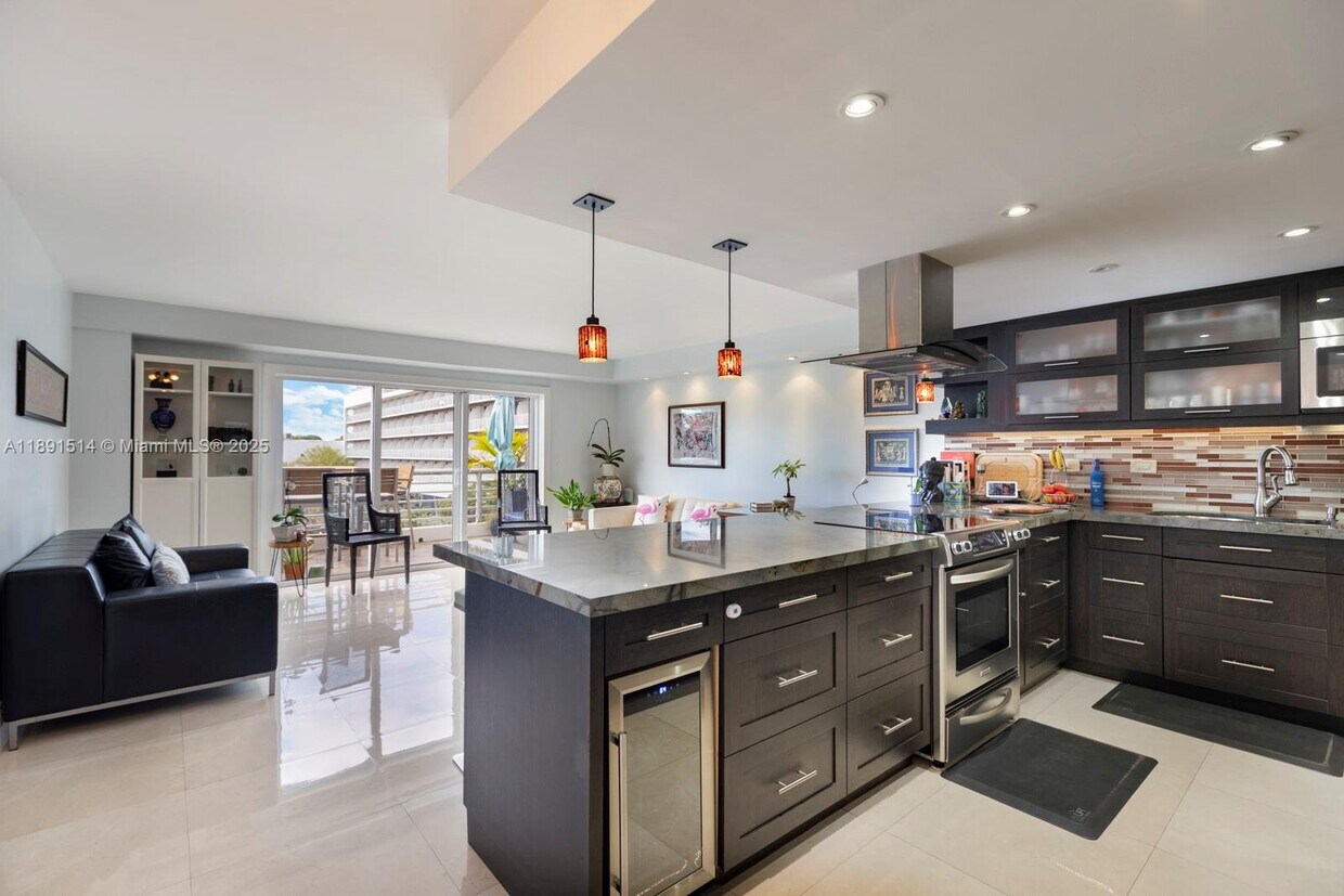 Foto principal - 2977 McFarlane Rd