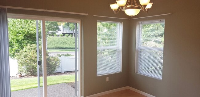 Foto del edificio - 3br/2.5ba Townhome with 2-Car Garage + Bonus Room  ** Central Heat & AC **